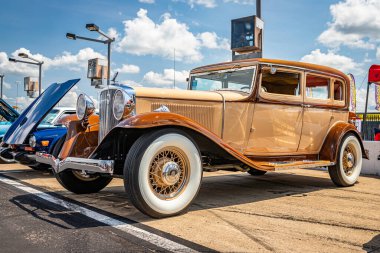 Lübnan, TN - 14 Mayıs 2022: Yerel bir otomobil fuarında bir Studebaker 91 Başkan Sedan 'ın ön köşe görüntüsü.