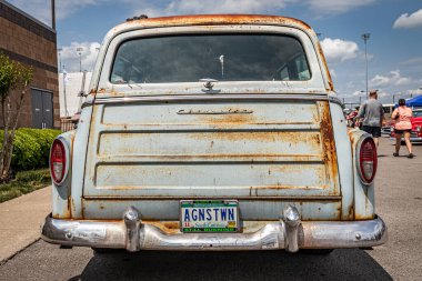 Lübnan, TN - 14 Mayıs 2022: Yerel bir otomobil fuarında 1954 Chevrolet 210 Tamirci İstasyonu Wagon 'un düşük perspektifli dikiz görüntüsü.