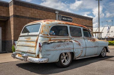 Lübnan, TN - 14 Mayıs 2022: Yerel bir otomobil fuarında 1954 Chevrolet 210 Tamirci İstasyonu Wagon 'un düşük perspektifli arka köşesi.