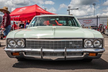 Lübnan, TN - 14 Mayıs 2022: Yerel bir otomobil fuarında 1970 Chevrolet Kingswood Station Wagon 'un düşük perspektifli ön görüntüsü.