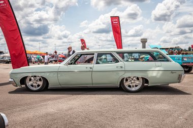 Lübnan, TN - 14 Mayıs 2022: Yerel bir otomobil fuarında 1970 Chevrolet Kingswood Station Wagon 'un düşük perspektifli yan görüntüsü.