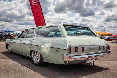 Lübnan, TN - 14 Mayıs 2022: 1970 Chevrolet Kingswood Station Wagon 'un düşük perspektifli arka köşe görüntüsü.