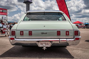 Lübnan, TN - 14 Mayıs 2022: 1970 Chevrolet Kingswood Station Wagon 'un düşük perspektifli arka görüntüsü.