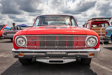 Lübnan, TN - 14 Mayıs 2022: 1963 Ford Falcon Futura 2 kapılı bir otomobil fuarında düşük perspektifli ön görüş.