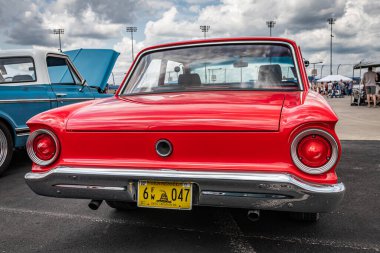 Lübnan, TN - 14 Mayıs 2022: Yerel bir otomobil fuarında 1963 model Ford Falcon Futura 2 kapılı sedan.