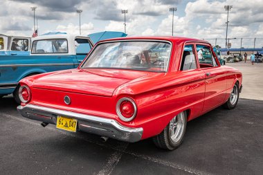 Lübnan, TN - 14 Mayıs 2022: Yerel bir otomobil fuarında 1963 model Ford Falcon Futura 2 kapılı sedan.