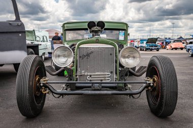 Lübnan, TN - 14 Mayıs 2022: Yerel bir otomobil fuarında 1930 DeSoto Straight Eight CF Sedan Rat Rod 'un düşük perspektifli ön görüntüsü.