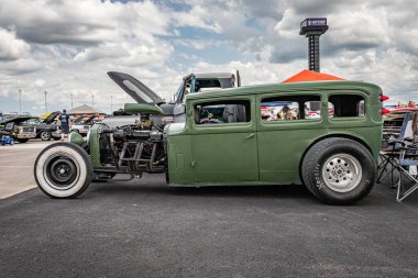 Lübnan, TN - 14 Mayıs 2022: Yerel bir otomobil fuarında 1930 DeSoto Straight Eight CF Sedan Rat Rod 'un düşük perspektifli yan görüntüsü.