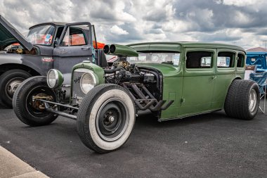 Lübnan, TN - 14 Mayıs 2022: Yerel bir otomobil fuarında 1930 model DeSoto Straight Eight Sedan Rat Rod 'un düşük perspektifli ön köşe görüntüsü.