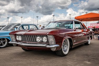 Lübnan, TN - 14 Mayıs 2022: 1963 model Buick Riviera 2 kapılı bir otomobil fuarının düşük perspektifli ön köşesi.