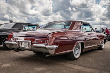Lübnan, TN - 14 Mayıs 2022: 1963 model Buick Riviera 2 kapılı bir otomobil fuarının düşük perspektifli arka köşesi.