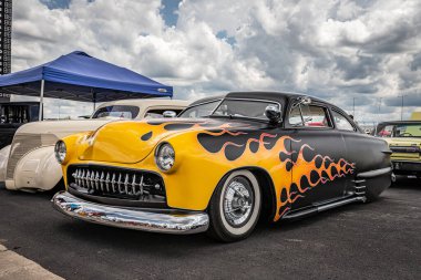 Lübnan, TN - 14 Mayıs 2022: Yerel bir araba fuarında 1950 model Ford Deluxe Business Coupe 'un düşük perspektifli ön köşe görüntüsü.