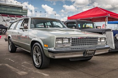 Lübnan, TN - 14 Mayıs 2022: Yerel bir araba fuarında 1982 Chevrolet Malibu Klasik İstasyon Wagon 'unun düşük perspektifli ön köşe görüntüsü.