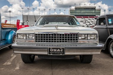 Lübnan, TN - 14 Mayıs 2022: Yerel bir araba fuarında 1982 Chevrolet Malibu Classic Station Wagon 'un düşük perspektifli ön görüntüsü.
