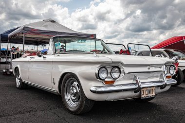 Lübnan, TN - 14 Mayıs 2022: 1963 Chevrolet Corvair Monza 'nın düşük perspektifli ön köşe görüntüsü yerel bir araba fuarında.