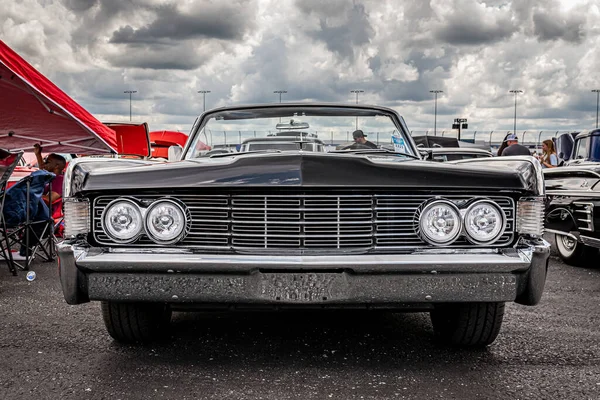 Lebanon May 2022 Low Perspective Front View 1965 Lincoln Continental — ストック写真