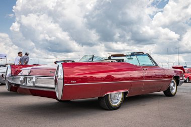 Lübnan, TN - 14 Mayıs 2022: Yerel bir araba fuarında 1967 model bir Cadillac 'ın düşük perspektifli arka köşe görüntüsü.