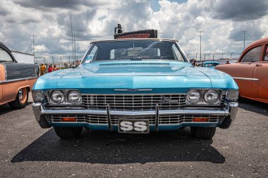 Lübnan, TN - 14 Mayıs 2022: Yerel bir otomobil fuarında 1968 Chevrolet Impala Üstü açılır.