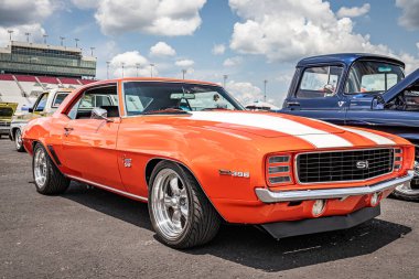 Lübnan, TN - 14 Mayıs 2022: Yerel bir otomobil fuarında 1969 Chevrolet Camaro Ralli Sport SS 'in düşük perspektifli ön köşe görüntüsü.
