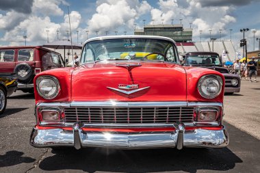 Lübnan, TN - 14 Mayıs 2022: Yerel bir araba fuarında 1956 model Chevrolet BelAir Hardtop Coupe 'nin düşük perspektifli ön görüntüsü.