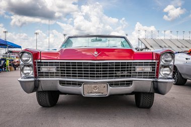 Lübnan, TN - 14 Mayıs 2022: Yerel bir araba fuarında 1967 model bir Cadillac 'ın düşük perspektifli ön görüntüsü.