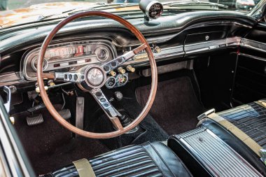 Lübnan, TN - 14 Mayıs 2022: Yerel bir araba fuarında 1963 Ford Falcon Sprint Hardtop Coupe 'nin detaylı iç görünümü.