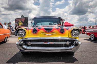 Lübnan, TN - 14 Mayıs 2022: Yerel bir otomobil fuarında 1957 Chevrolet 210 2 Door Sedan 'ın düşük perspektifli ön görüntüsü.