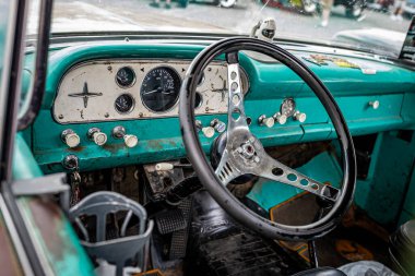 Lübnan, TN - 14 Mayıs 2022: Yerel bir araba fuarında 1960 model bir Ford F100 kamyonet iç görüntüsünü kapatın.