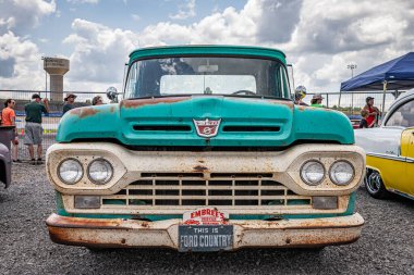 Lübnan, TN - 14 Mayıs 2022: Yerel bir araba fuarında 1960 model bir Ford F100 kamyonetin düşük perspektifli ön görüntüsü.