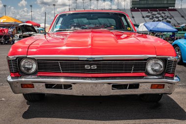 Lübnan, TN - 14 Mayıs 2022: Yerel bir otomobil fuarında 1969 Chevrolet Nova SS Coupe 'nin düşük perspektifli ön görüntüsü.