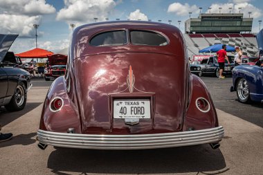 Lübnan, TN - 14 Mayıs 2022: Yerel bir araba fuarında 1940 model Ford Deluxe Tudor Sedan 'ın düşük perspektifli arka görüntüsü.
