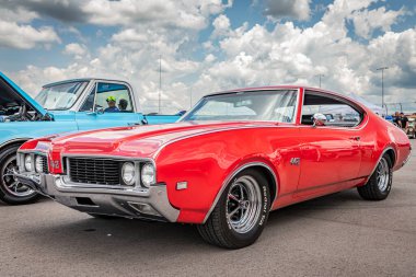 Lübnan, TN - 14 Mayıs 2022: Yerel bir araba fuarında 1969 Oldsmobile 442 Tatil Coupe 'nin düşük perspektifli ön köşe görüntüsü.