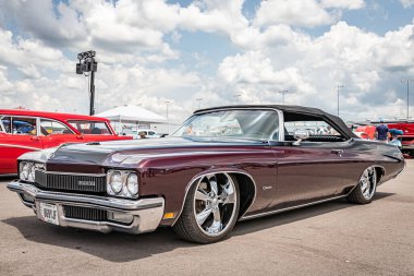 Lübnan, TN - 14 Mayıs 2022: 1972 model Buick Centurion Üstü açılabilir bir arabanın düşük perspektifli ön köşesi yerel bir araba fuarında.