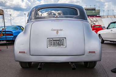 Lübnan, TN - 14 Mayıs 2022: Yerel bir otomobil fuarında 1948 Chevrolet Fleetline Club Coupe 'nin düşük perspektifli dikiz görüntüsü.