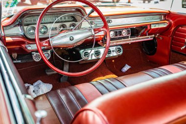 Lübnan, TN - 14 Mayıs 2022: Yerel bir araba fuarında 1960 Pontiac Parisienne Hardtop Coupe 'nin detaylı iç görünümü.