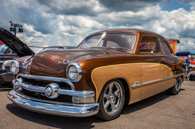 Lübnan, TN - 14 Mayıs 2022: Yerel bir araba fuarında 1951 model Ford Özel Tudor Sedan 'ın düşük perspektifli ön köşe görüntüsü.