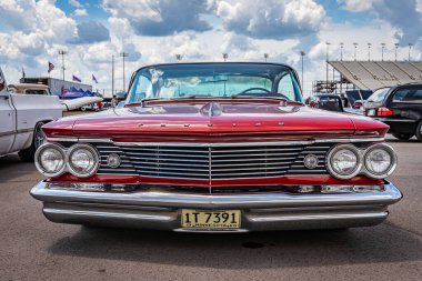Lübnan, TN - 14 Mayıs 2022: Yerel bir araba fuarında 1960 Pontiac Parisienne Hardtop Coupe 'nin düşük perspektifli görüntüsü.