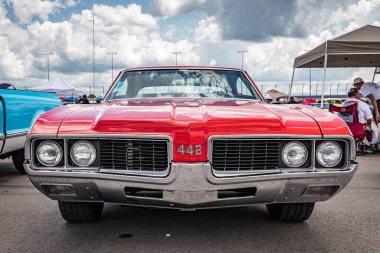 Lübnan, TN - 14 Mayıs 2022: Yerel bir otomobil fuarında 1969 Oldsmobile 442 Tatil Coupe 'nin düşük perspektifli ön görüntüsü.
