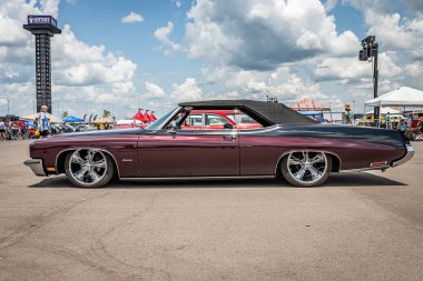 Lübnan, TN - 14 Mayıs 2022: 1972 model bir Buick Centurion 'un düşük perspektifli yan görüntüsü.
