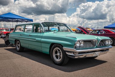Lübnan, TN - 14 Mayıs 2022: Yerel bir otomobil fuarında 1961 Pontiac Catalina Safari İstasyonu Wagon 'un düşük perspektifli ön köşe görüntüsü.