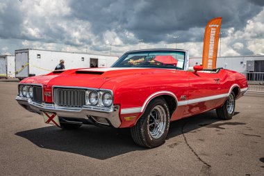 Lübnan, TN - 14 Mayıs 2022: 1970 Oldsmobile 442 2 Kapısı Üstü açılabilen araba fuarının ön köşe görüntüsü.