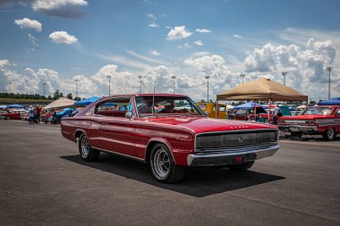 Lübnan, TN - 14 Mayıs 2022: 1966 Dodge Charger 426 Hemi Yerel bir araba fuarında.