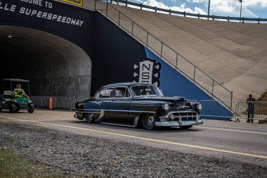 Lübnan, TN - 14 Mayıs 2022: 1953 Chevrolet BelAir 2 Door Sedan 'ın geniş açılı ön köşe görüntüsü yerel bir araba fuarında.