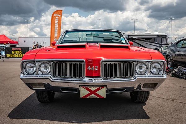 Lebanon May 2022 Low Perspective Front View 1970 Oldsmobile 442 — ストック写真