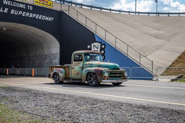 Lübnan, TN - 14 Mayıs 2022: Yerel bir araba fuarında eski bir 1953 Uluslararası Hasat B100 Kamyonu 'nun geniş açılı ön köşe görüntüsü.