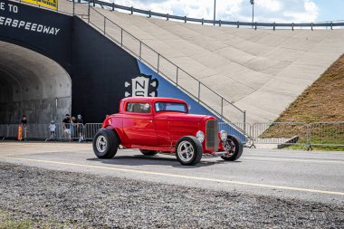 Lübnan, TN - 14 Mayıs 2022: 1932 Ford 3 Window Highboy Coupe 'un geniş açılı ön köşe görüntüsü yerel bir araba fuarında.