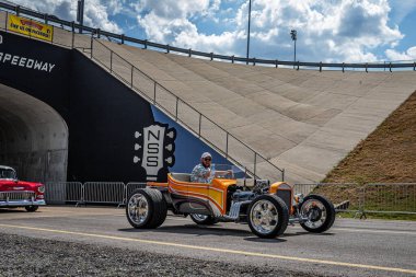 Lübnan, TN - 14 Mayıs 2022: Yerel bir otomobil fuarında 1923 Ford Model T 'nin geniş açılı ön köşe görüntüsü.