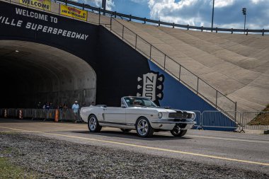 Lübnan, TN - 14 Mayıs 2022: 1966 Shelby Mustang GT 350 devamı bir otomobil fuarında geniş açılı ön köşe görüntüsü.