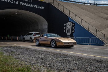 Lübnan, TN - 14 Mayıs 2022: 1986 Chevrolet Corvette Coupe 'nin geniş açılı ön köşe görüntüsü yerel bir araba fuarında.