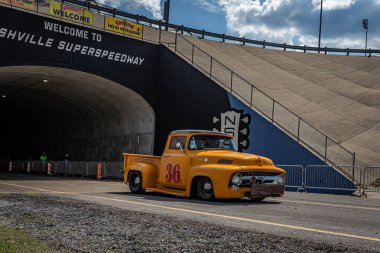 Lübnan, TN - 14 Mayıs 2022: Yerel bir araba fuarında 1956 model bir Ford F100 kamyonetin geniş açılı ön köşe görüntüsü.